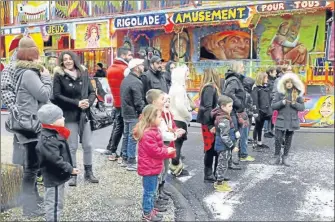  ??  ?? Quelques familles ont bravé le mauvais temps dimanche dernier