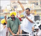  ?? HT PHOTO ?? Aam Aadmi Party convener Arvind Kejriwal with party candidate Bhagwant Mann at a roadshow in Sangrur on Monday.
