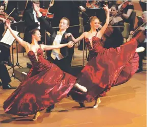  ?? ?? Rarität in der Tonhalle: K&K Philharmon­iker und Ballett gemeinsam auf der Bühne.