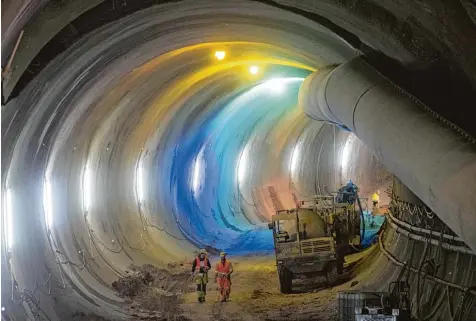  ?? Fotos: Marijan Murat, dpa ?? Kilometer um Kilometer graben sich die Arbeiter durch die Erde. 60 Prozent der Tunnel von Stuttgart 21 sind gebohrt.