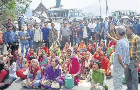  ?? DEEPAK SANSTA/HT ?? Residents staging a protest against water shortage at Kachi Ghati in Shimla on Thursday.