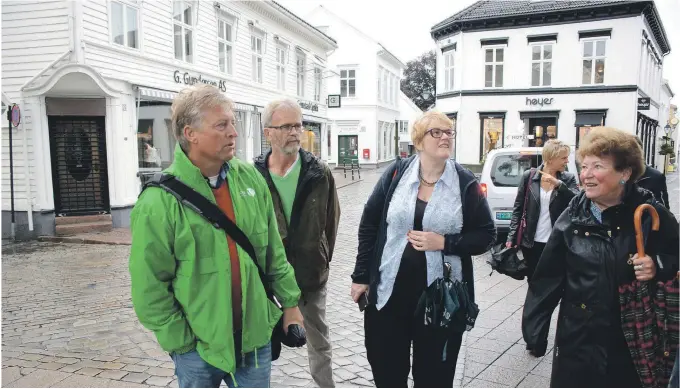  ?? ARKIV ?? INNLEGG: Arnt Gunnar Tønnessen og Anne Mo Grimdalen skriver om det de mener er gode grunner for å bli i Venstre, selv om partiet nå har sluttet seg til regjeringe­n. Her er Tønnessen og Grimdalen på byvandring i Grimstad med blant andre Venstre-leder...