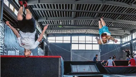  ??  ?? Nur Fliegen ist schöner: Jaan Balke (rechts), bekannt als „Super Mario“aus den TV Shows „Ninja Warrior Germany“und „Big Bounce“, und sein Parkour Kollege Benno Knarr testen das Augsburger Jump Town.