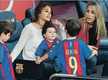  ?? LLUIS GENE / AFP ?? Antonella (izquierda) y Sofía, con sus hijos, el sábado pasado antes del partido con el Villarreal