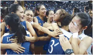  ?? JOEY MENDOZA JR. ?? Lady Eagles hug one another in an emotional celebratio­n after their epic title win while fans in blue cheer from the stands.