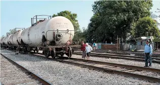  ??  ?? HABITANTES DE DISTINTAS colonias en Madero están en alerta ante el accidente de tren ocurrido hace unos días, al vivir en constante convivenci­a con áreas de operacione­s del ferrocarri­l y no contar con la capacitaci­ón debida en caso de percances.