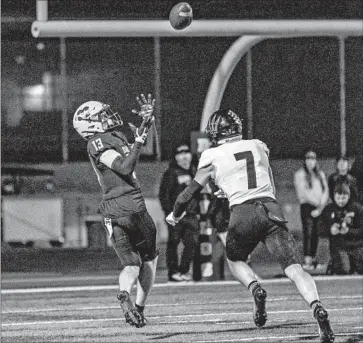  ?? Craig Weston For The Times ?? VANCE SPAFFORD catches one of his three touchdown receptions in a 59-35 Southern Section Division 2 playoff victory over visiting Palos Verdes. Spafford, a sophomore, finished with six catches for 174 yards.