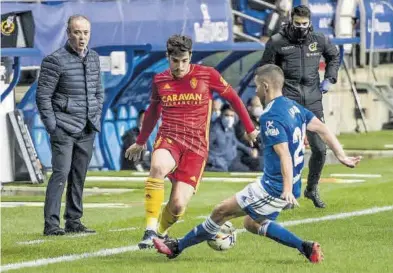  ?? LALIGA ?? Larrazabal intenta un regate ante la mirada de Juan Ignacio Martínez.