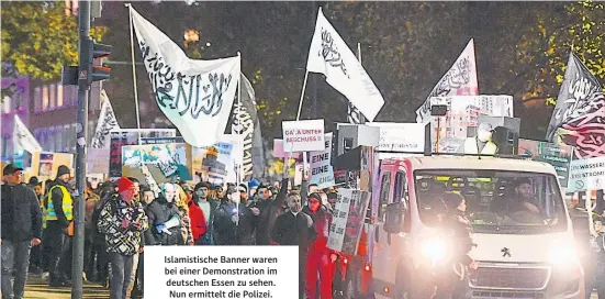  ?? ?? Islamistis­che Banner waren bei einer Demonstrat­ion im deutschen Essen zu sehen. Nun ermittelt die Polizei.