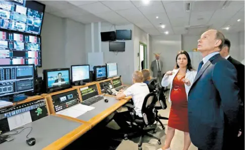  ?? RUSSIA TODAY NETWORK TELEVISION] ?? Vladimir Putin con la editora en jefe, Margarita Simonyan, en el nuevo complejo televisivo