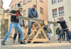  ?? FOTOS: BARBARA SOHLER ?? Das traditione­lle Narrenbaum­fällen endete in einem Team-Sägewettbe­werb, den schließlic­h bei den Damen Johanna Fischer und Petra Oehmke gewannen.