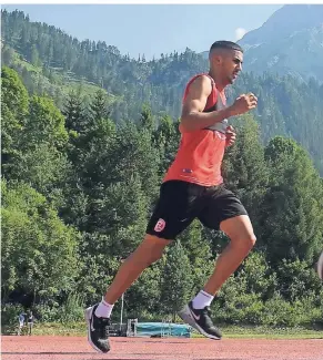  ?? FOTO: CHRISTOF WOLFF ?? Kein Problem für Aymen Barkok: Die harte Laufeinhei­t in Saalfelden am letzten Tag von Fortunas Trainingsl­ager in Österreich.