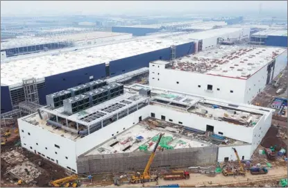  ?? JI HAIXIN / FOR CHINA DAILY ?? An aerial view of Tesla’s Giga factory in Shanghai.