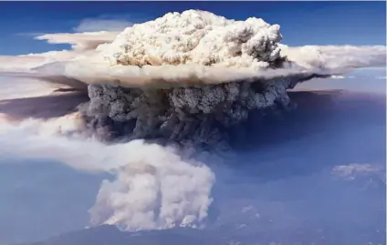  ?? Thalia Dockery 2020 ?? A pyrocumulo­nimbus cloud from the Creek Fire rises over the Sierra National Forest last September.