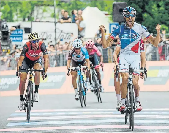  ?? FOTO: EFE ?? Thibaut Pînot fue el más fuerte al final y el mejor en los metros finales de la 20ª etapa del Giro, lo que de momento le vale para ocupar plaza de podio