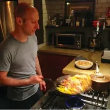  ?? PAUL TEREFENKO PHOTOS FOR THE TORONTO STAR ?? Corey Mintz fries up leftovers of potato, corn, sausage and crawfish.