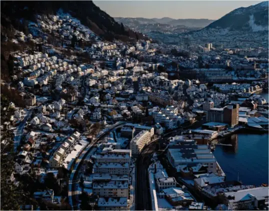  ?? FOTO: TOR HØVIK ?? Regjeringe­n letter på tiltakene i Bergen. Det betyr ikke at hverdagen er tilbake til normalen.