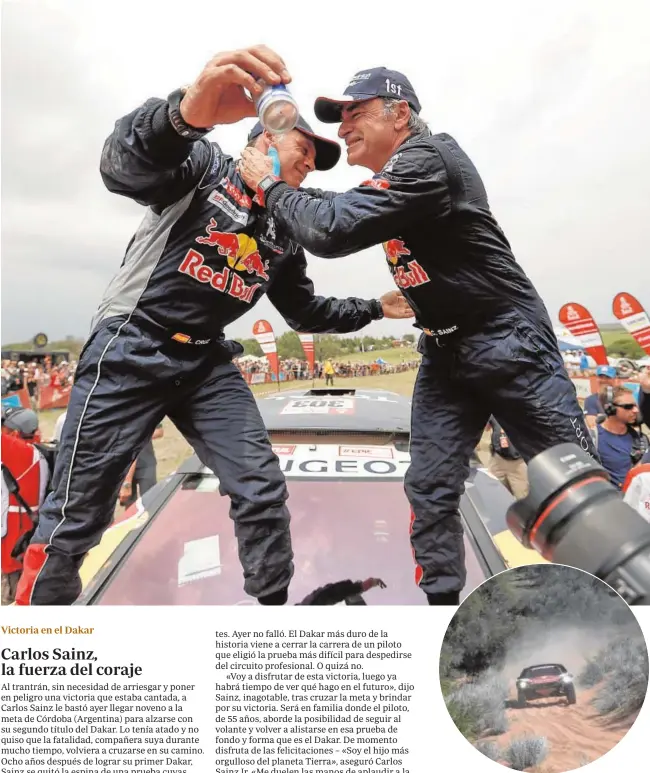  ??  ?? Arriba, Carlos Sainz celebra junto a su copiloto, Lucas Cruz, su victoria en el Dakar. Sobre estas líneas, el piloto español a bordo de su Peugeot, durante la etapa de ayer