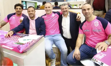  ?? Michael Baucher / Panoramic ?? Le staff du Stade Français : Karim Ghezal, Laurent Labit, Paul Gustard et Morgan Parra, avec un exposant du dernier Salon de l’Agricultur­e.