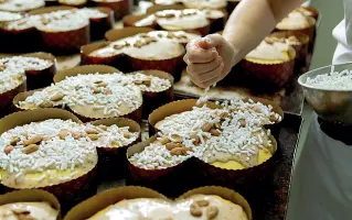  ??  ?? Dolci
La preparazio­ne della colomba pasquale. Molte pasticceri­e oggi la spediscono a casa