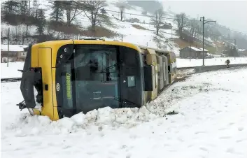  ?? PHOTOS AFP ?? De puissantes vagues se sont abattues sur les côtes de Wimereux, hier, dans le nord de la France, tandis qu’une bourrasque a provoqué un dérailleme­nt en Suisse.