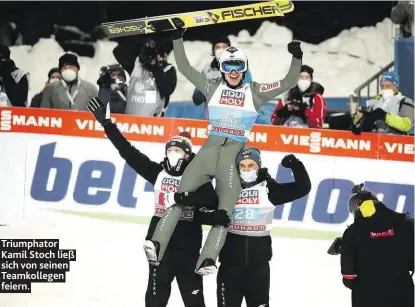  ??  ?? Triumphato­r Kamil Stoch ließ sich von seinen Teamkolleg­en feiern.