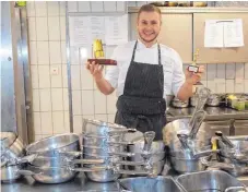  ?? FOTO: HKE ?? Erst 20 und schon preisgekrö­nter Koch: Maximilian Sauter in seiner Welt in der Küche des „Seehof“.