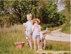  ??  ?? Das „Atomdorf“Gundremmin­gen ist für Familie Schneider seit 1980 Heimat. Auch hier gibt es meditative Plätzchen wie auf der „Alm“, wo man sich fast wie im Voral penland fühlen kann und die Kinder im Winter rodeln. Oder wie hier nahe am Kraft werk an der...