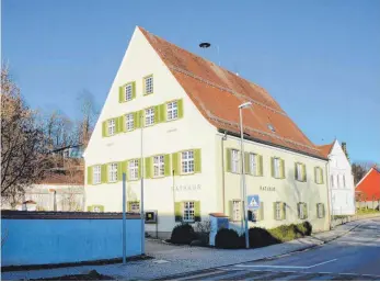  ?? FOTO: PRIVAT ?? Oberschwäb­ische Postkarten­idylle mit dem Rathaus von Ingoldinge­n bei Steinhause­n.