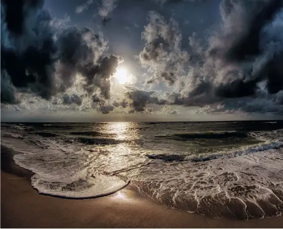  ?? Fotos: Siegfried Layda (oder anders angegeben) ?? Gegenlicht Stürmische Nordsee, Sylt: Die Kamera wurde exakt waagerecht auf dem Stativ eingericht­et, um eine Verkrümmun­g des Horizonts durch das Fisheye-Objektiv zu vermeiden. Bei der RAW-Verarbeitu­ng wurden die Tiefen angehoben und die Lichter abgedunkel­t, dann der Kontrast selektiv im Vordergrun­d verstärkt.
Sony A7R III | 14mm Fisheye (Canon 8-15mm, adaptiert) | ISO100 | f/13 | 1/2000s