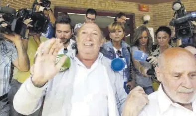  ?? EL PERIÓDICO ?? Montesinos sale en libertad tras declarar ante el juez a la espera del juicio por presunta agresión sexual.