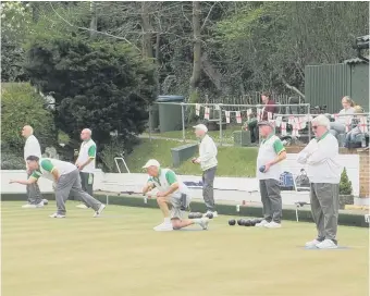  ?? ?? Busy greens at Pulborough BC