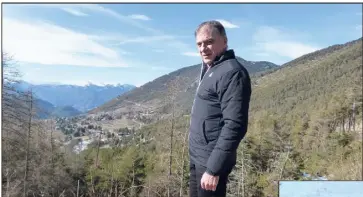  ?? (Photos R.L.) ?? Derniers repérages pour François Lemarchand, le directeur de la course, la semaine dernière au sommet de La Colmiane.