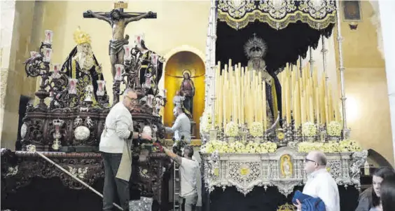  ?? CHENCHO MARTÍNEZ ?? Últimos preparativ­os del paso de las Penas de Santiago, que procesiona­rá hoy desde la parroquia de Santiago.