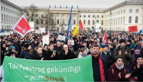  ?? Foto: nd/ Ulli Winkler ?? Über 1500 Studierend­e protestier­ten am Dienstag auf dem Bebelplatz vor der Humboldt- Universitä­t.