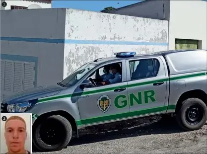  ??  ?? 1 Momento em que a GNR transporto­u ontem quatro dos migrantes 2 Ayoub Enjemawi é o único ainda em fuga