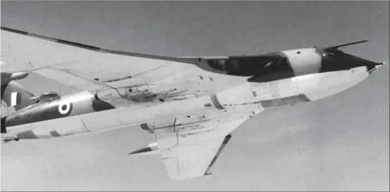  ??  ?? Attune compta le Victor B (SR) Mk 2 code XM715 pour mener les vols vers les nuages radioactif­s après les tirs français lors de l’été 1971.