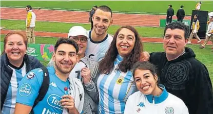  ?? (GENTILEZA FAMILIA NOVILLO) ?? Joaquín Novillo. El cordobés de Belgrano tuvo un buen debut y lo celebró con los suyos.