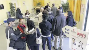  ?? (Photo Gilles Traverso) ?? Au bureau de vote de l’hôtel de ville à Cannes, l’affluence s’est avérée nettement plus importante qu’au premier tour : il y avait même une file d’attente vers midi !