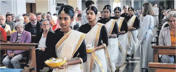  ?? FOTO: AFI ?? Als Opfergaben brachten die jungen srilankisc­hen Frauen dem Bischof auch Reis, Gemüse und Assam-Tee.