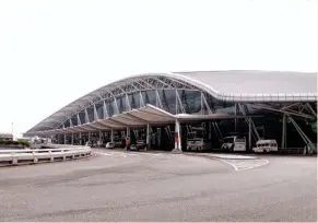  ??  ?? Even down-scale Guangzhou Baiyun Internatio­nal Airport is a pretty impressive place to arrive