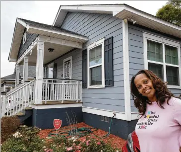  ?? MATT KEMPNER PHOTOS / MKEMPNER@AJC.COM ?? Lawanda Gibson became a first-time homebuyer when she moved into Habitat’s Verbena Hills subdivisio­n. It’s a contrast to her last neighborho­od dominated by rentals, Gibson said.