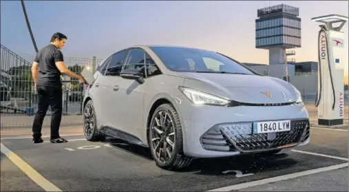  ?? ?? El aspecto del Born emana la deportivid­ad propia de Cupra, que no está reñida con la eficiencia de un coche 100% eléctrico.