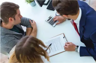  ??  ?? Avant de signer, n’hésitez pas à poser toutes les questions à votre interlocut­eur : il doit pouvoir vous conseiller en levant tous les doutes.