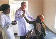  ?? LVE TIANRAN / XINHUA ?? A member of the 18th China Medical Team in Rwanda examines a patient on Wednesday.