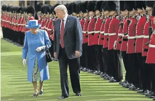  ??  ?? El prEsidEntE estadounid­ense y su esposa, Melania, acudieron al Castillo de Windsor, para tomar el té con la reina