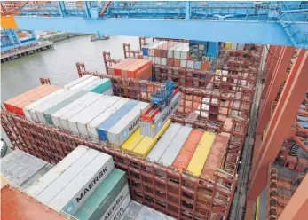  ?? FOTO: DPA ?? Das Containers­chiff „ Munich Maersk“am Eurogate- Terminal im Hafen von Hamburg: 2017 könnte der Export deutscher Unternehme­n auf einen Rekord ansteigen.