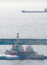  ?? ?? l El barco de la ONG española Open Arms, con una plataforma en la que lleva unas 200 toneladas de arroz y harina para Ga- za, salió del puerto de la ciudad de Larna- ca, en el Sur de Chipre.