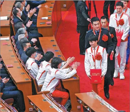  ?? YIN BOGU / XINHUA ?? Representa­tives of groups and individual­s who made exceptiona­l contributi­ons to the Beijing 2022 Winter Olympics and Paralympic­s are awarded at a ceremony held at the Great Hall of the People in Beijing on April 8.