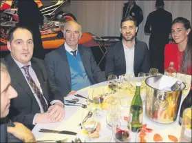  ?? FOTO: TOMÁS ALMIRALL ?? Yeray, en la cena junto a Ona Carbonell, Iribar, Ramón Suso y Carlos Zaballa